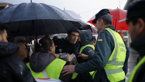 Numerosas personas se concentraron este viernes en O Temple, en Cambre, ante el paso de peatones situado frente a la Casa das Palmeiras