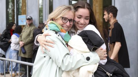 Judit y su madre, que la acompa desde Barcelona, fundindose en un emotivo abrazo en los exteriores del Multiusos Fontes do Sar.