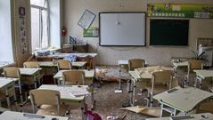 Daos causados por un bombardeo en un aula de la ciudad ucraniana de Chuhuiv.