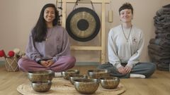 NUEVAS COMPOSTELANAS.Ana Luz Andrade y Sonia Quesada (derecha) se instalaron en Santiago el pasado mes de noviembre y enseguida se empadronaron porque apostaron por Compostela como proyecto vital abriendo un negocio. Viven de alquiler con su perra Teque y el coste de la vida no las asust, ya que antes de recalar en el barrio de Guadalupe vivan en Inglaterra. david sexto