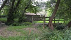 Estacas demarcando la ruta del itinerario fluvial de Dorr�n, en Sanxenxo