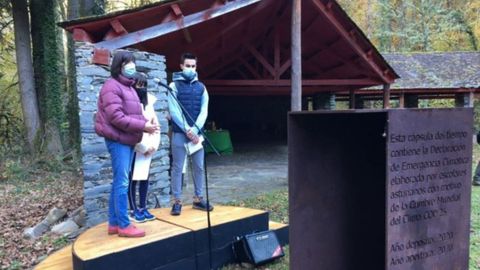 Escolares leen la carta que introdujeron en la c�psula del tiempo de Muniellos para 2070