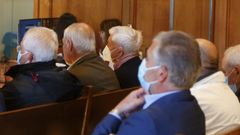 Nen� Barral, tercero por la izquierda, con mascarilla, al inicio del juicio.