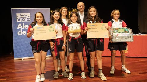 Ganadores absolutos en Cerceda. La conselleira de Medio Ambiente y Cambio Climático, Ángeles Vázquez Mejuto, y el director de La Voz de Galicia, Xosé Luis Vilela Conde, hicieron entrega de las medallas, diplomas y premios al <br />equipo vencedor desta 26.ª edición do «Ecopreguntoiro», os cinco alumnos pertencentes ao colexio <br />Santa Cristina de Vigo, quen acudiu ao acto en compaña do docente Ramón Infante Pena