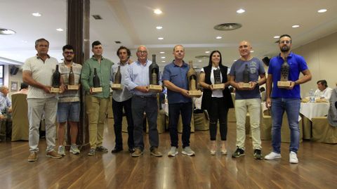 Los representantes de las bodegas elaboradoras de los nueve vinos premiados en la  27 Cata dos Vios da Ribeira Sacra, en una foto de grupo antes de empezar la comida