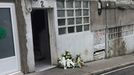 Ofrenda floral por el chico que muri de sobredosis en la calle Vicente Aleixandre, en el lugar donde compr la droga que lo mat