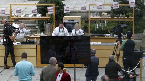 Los cocineros locales, en plena faena