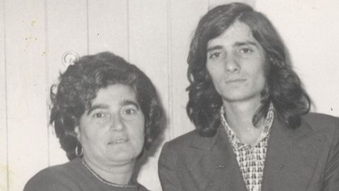Un melenudo en Vigo. Junto a su madre Flora Leira de Dios en un viaje de ambos a Vigo en los a�os setenta.