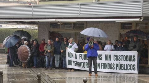 Los manifestantes se guarecieron de la lluvia junto al caf� Avenida, frente al edificio de la Xunta
