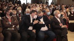 G�mez Besteiro (primero por la izquierda) y Tom� (primero por la derecha), en el congreso provincial del PSdeG-PSOE de este a�o.