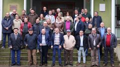 Foto ante el Concello de los asistentes a la fiesta en la �ltima edici�n