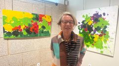 Luz Ruibal, con dos de sus obras