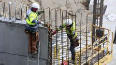 Imagen de archivo de una obra en Lugo, con dos trabajadores del sector de la construcci�n.