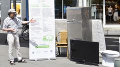 El concejal de Sustentabilidade Ambiental, Xes�s Dom�nguez (BNG),� visit� ayer el punto de informaci�n de la campa�a en la Praza Roxa.