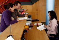 Una funcionaria atendiendo a dos personas ayer en el Concello de Salceda de Caselas.