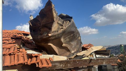 Fragmentos de un misil iran� interceptado cayeron este lunes sobre Jerusal�n Este, la parte de la ciudad ocupada por Israel y de mayor�a palestina.