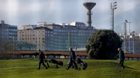 El campo de golf est� situado junto a la ciudad deportiva Arsenio Iglesias y tiene vistas a la torre de H�rcules