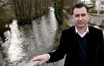 Jos� Antonio Garc�a, en la ribera del r�o Sarria, que cruza una gran parte de la villa.