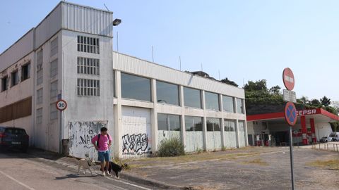 Naves ubicadas en el número 48 de la avenida de Lugo