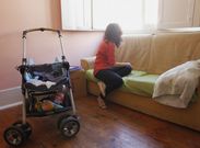 Una madre con dos hijas y el beb� de una de ellas teme por su futuro al quedarse sin casa. 