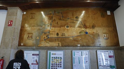 El mural con el antiguo mapa ferroviario de Galicia, en el vestbulo de la estacin