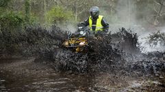 Diversi�n y mucha lama en la ruta de quads de Vimianzo