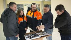 Voluntarios de Don Benito y de Mux�a repasan las fotograf�as de la �poca del Prestige. 