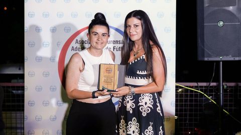 Todas las imágenes de la fiesta de fin de curso de Afiador.Alba Rodríguez recibió el premio por el ascenso del Arenteiro femenino de manos de Zulema González