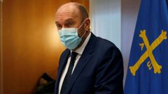 El vicepresidente y consejero de Administraci�n Auton�mica, Medio Ambiente y Cambio Clim�tico, Juan Cofi�o, en rueda de prensa