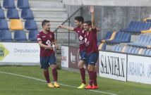 Adri�n Mouri�o celebra un gol con los fichajes del verano Ram�n Verd� y Borjas Mart�n. 