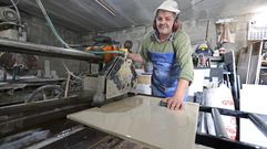 Jes�s Silva lleva 37 a�os trabajando en una marmoler�a especializada en l�pidas y panteones.