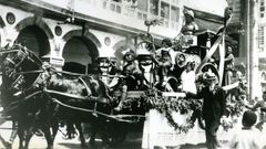 Cabalgata de los Reyes Magos pasando por la Marina de A Coru�a a principios del siglo XX