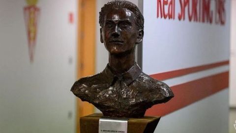 Busto de Anselmo L�pez en el t�nel de vestuarios de El Molin�n