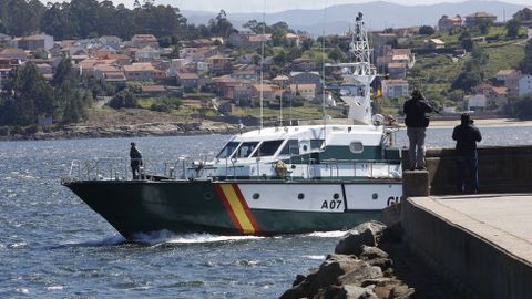 Llegada al puerto de Combarro del cuerpo del tripulante que estaba desaparecido. 