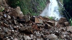 Desprendimiento en el cruce de la costa do Vinteun con la subida a la urbanizaci�n Os Casti�eiros