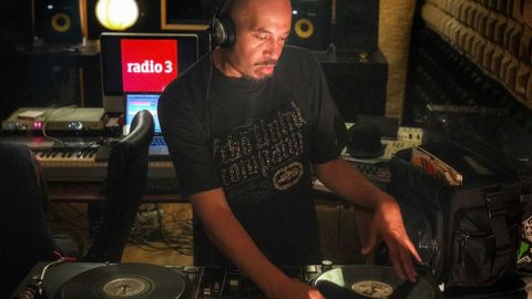 El m�sico, productor y locutor Jota May�scula, en la imagen, en plena sesi�n radiof�nica en Radio 3, ten�a 48 a�os