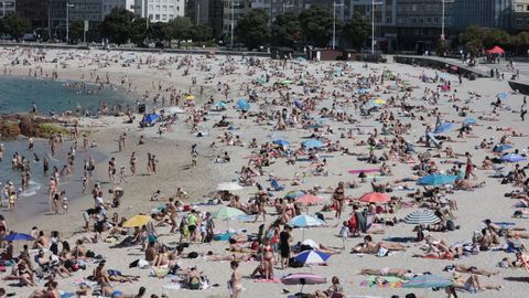 La playa del Orz�n abarrotada