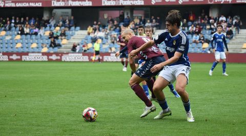 Jaime Vzquez disputa un baln con Rufo durante el Pontevedra-Vetusta