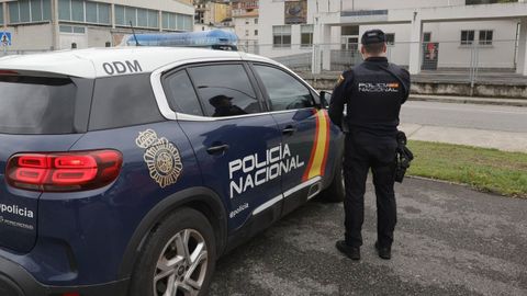 Un agente del comisar�a de Viveiro de la Polic�a Nacional