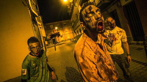 <span lang= gl >Imaxe de tres actores caracterizados nunha das m�is de 600 experiencias Survival Zombie feitas ata hoxe ao longo de Espa�a</span>