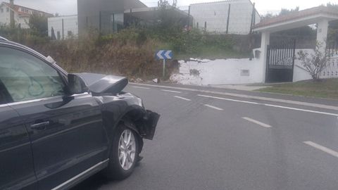El coche, con el frontal destrozado, después de impactar contra el saliente del muro (cerca de la cancela de la finca)