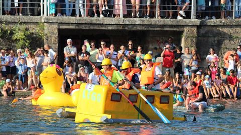 Imagen de archivo de �Flota como poidas�, concurso en el puente de A Ramallosa, en Nigr�n
