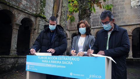 Firma del convenio en el monasterio ourensano de Santa Cristina. en Parada de Sil