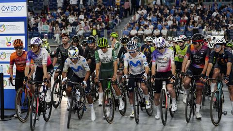 Salida desde el Palacio de los Deportes de Oviedo de la Vuelta Ciclista a Asturias