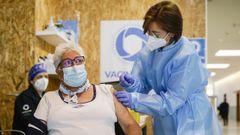Administraci�n de la segunda dosis de la vacuna contra el coronavirus a personas de 70 a 79 a�os en Expourense