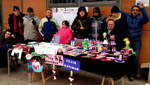 Usuarios de Asfaval en el puesto de venta.