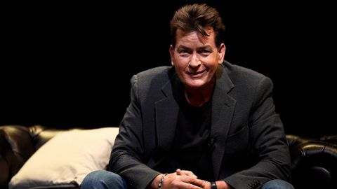 Charlie Sheen fue despedido de su papel protagonista en �Dos hombres y medio� por sus problemas con las drogas y por insultar al productor de la serie, Chuck Lorre