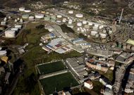 El barrio de Meicende y la refiner�a de Repsol en una vista a�rea reciente.