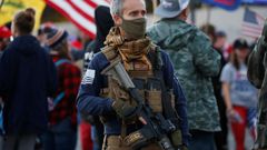 Un manifestante armado con un rifle de asalto protesta contra el recuento frente a un centro de votaci�n de Phoenix (Arizona)