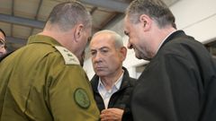 El primer ministro israel�, Benjamin Netanyahu, visita la base a�rea de Palmachim acompa�ado por el ministro de Defensa, Israel Katz , y el jefe del Estado Mayor de las FDI, el teniente general Eyal Zamir.